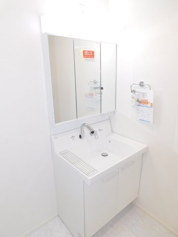 名古屋市昭和区元宮町６丁目の新築一戸建の独立洗面台|◇洗面室◇　　三面鏡シャワードレッサー　床下収納完備