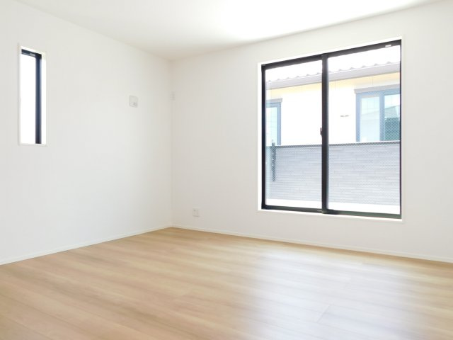 名古屋市昭和区元宮町６丁目の新築一戸建の洋室|◇洋室◇　　南面で広くて明るい洋室１０．２帖　収納２ヶ所完備♪　バルコニー付き！