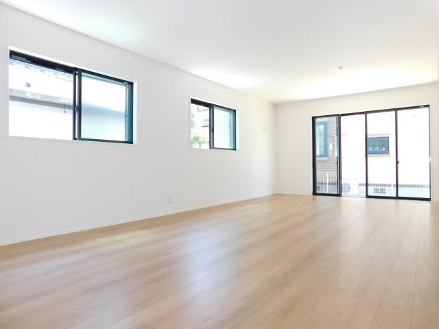 名古屋市昭和区元宮町６丁目の新築一戸建の居間・リビング|◇リビング◇　　南面で広いリビング２４．０帖！　大きな窓の開放感のある空間♪