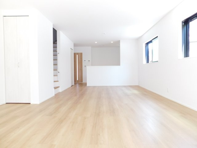 名古屋市昭和区元宮町６丁目の新築一戸建の居間・リビング|◇リビング◇　　南面で広くて明るいリビング２４．０帖！！　足元から温まる床暖房付き！　収納完備