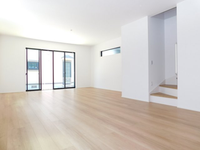 名古屋市昭和区元宮町６丁目の新築一戸建の居間・リビング|◇リビング◇　　明るいリビング２４．０帖♪　家族みんなが集まってもゆったり過ごせます。　リビング階段採用♪