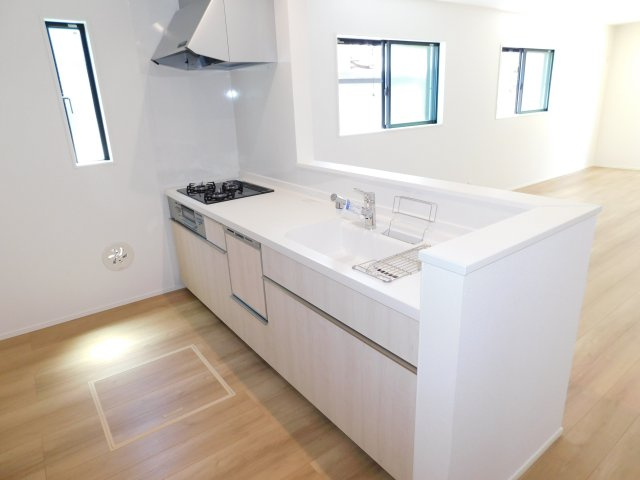 名古屋市昭和区元宮町６丁目の新築一戸建のキッチン|◇キッチン◇　　対面式キッチン・人造大理石カウンター・お手入れらくらくシンク・浄水器一体型水栓・ガラストップコンロ（３口）・食器洗浄乾燥機・ソフトモーションレール・床下収納庫