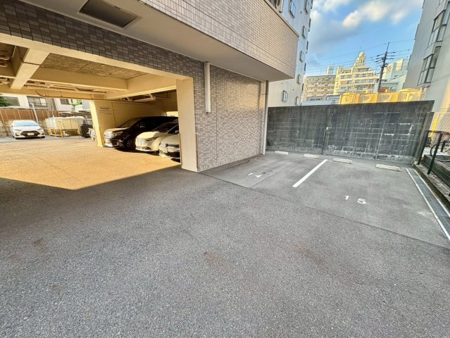 カーサ新栄の駐車場
