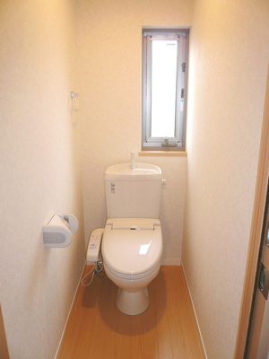 トイレには小窓もついて換気便利