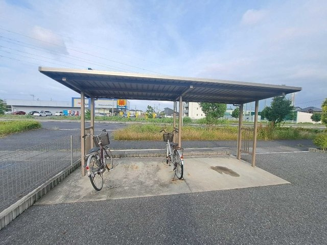 ブルースカイのその他|駐輪場