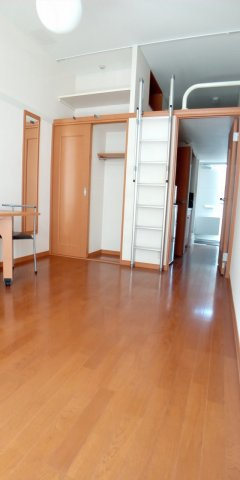 レオパレスヴァンセートの居間・リビング|備品は部屋ごとに異なります。１Ｆのみフローリング。