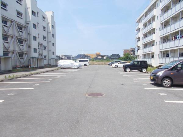 ビレッジハウス二口1号棟の駐車場