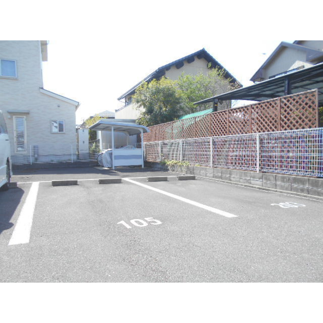 オークラパークホームズ北･南棟の駐車場