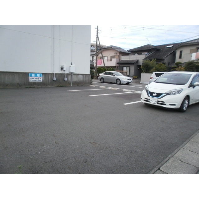 セゾンフェリーチェの駐車場