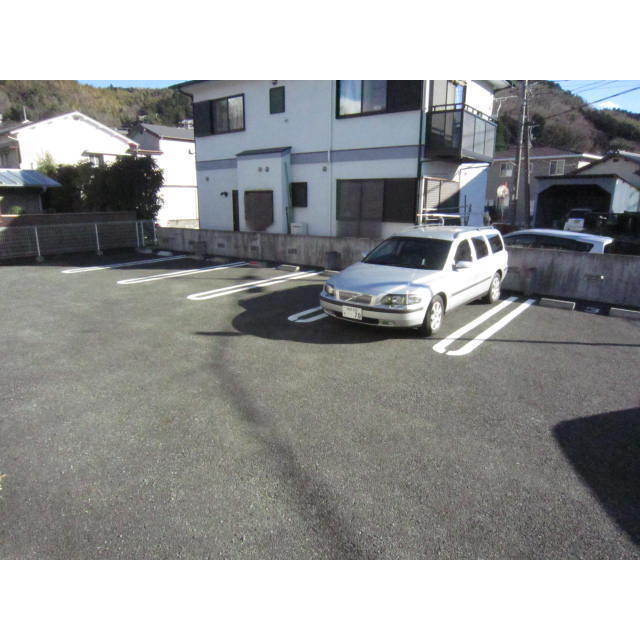 シャルム　マーメゾンの駐車場