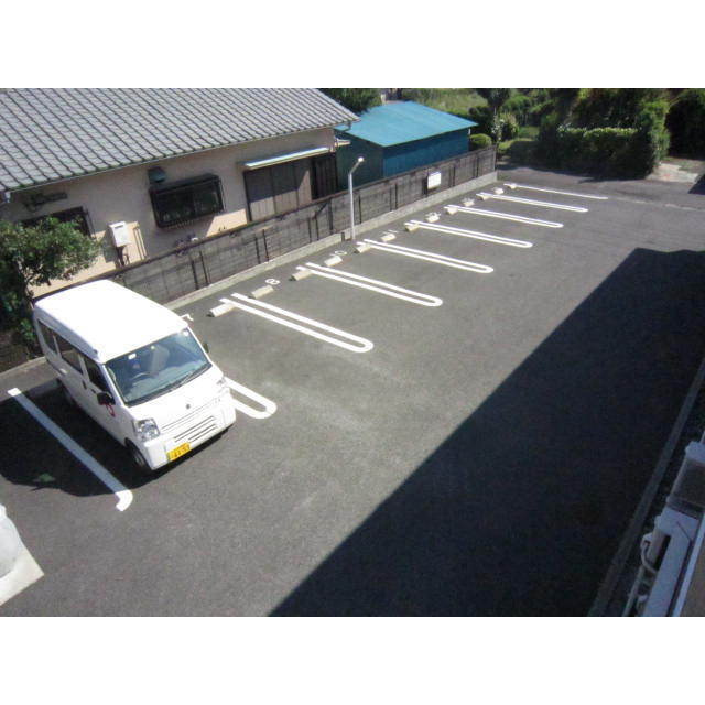 グランシャリオ松井の駐車場