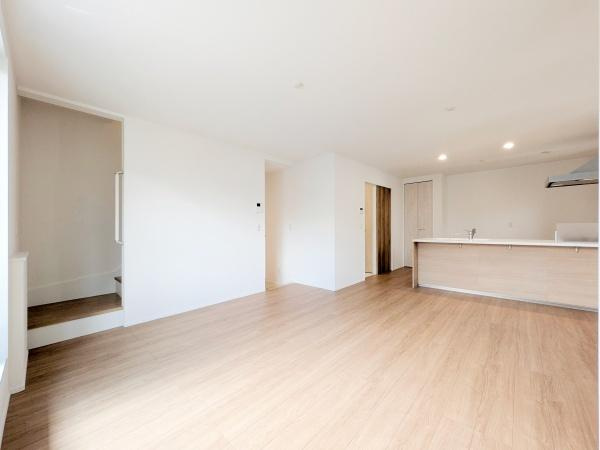 川崎市中原区小杉陣屋町１丁目の新築一戸建の居間・リビング|明るいLDK！！
陽当たり良好です。
