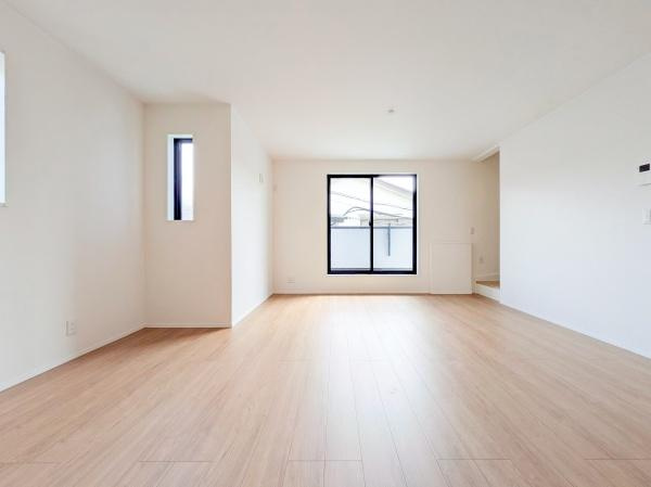 川崎市中原区小杉陣屋町１丁目の新築一戸建の居間・リビング|窓からは明るい光が差し込みます！
電気をつけなくても明るいです。

