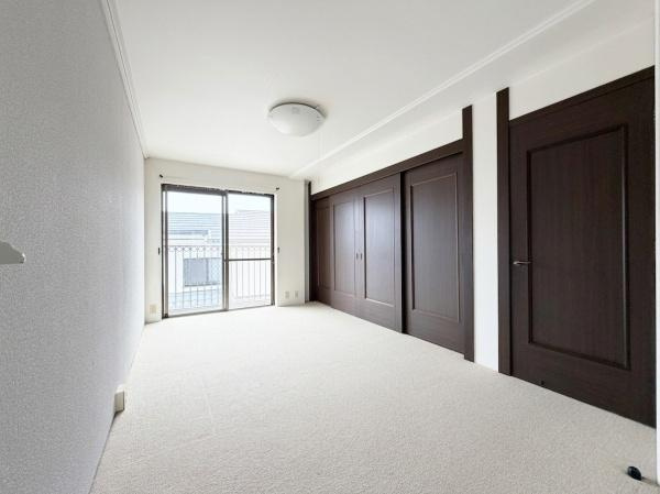 【洋室】 | ※CGにより一部加工
たっぷりと自然光が差し込み、部屋全体が明るく気持ちの良い空間になっています。光の入り方が非常に美しく、日中は照明いらずで過ごせます。クローゼットは奥行きも十分にあります。