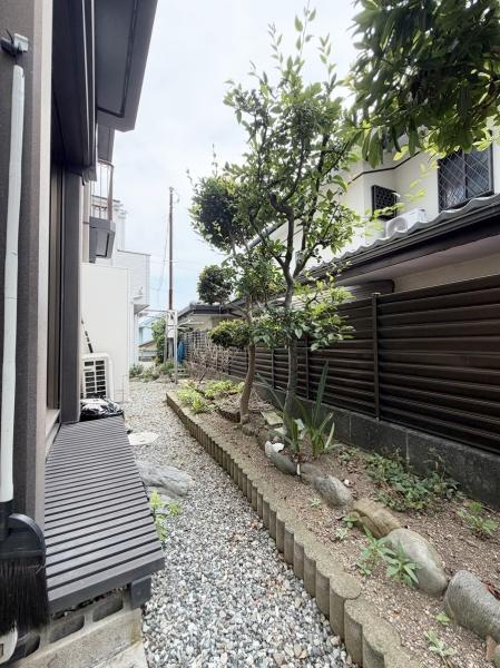 横浜市港北区高田西５丁目の中古一戸建の庭|小さいながら庭もあり、観葉植物を育てたり家庭菜園をするにも〇