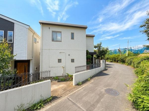 横浜市港北区高田西５丁目の中古一戸建のその他|青空に映える白亜の外観。丘陵地のトップにあり開放感のある住環境です。周辺は落ち着いた戸建てエリアで、閑静な暮らしを求める方におすすめの立地です。