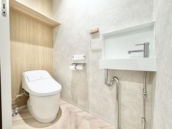 【トイレ】 | 節水型でエコなトイレには、今では当たり前のウォシュレット付き。便座を温める機能付き！
便利な手洗台付き！