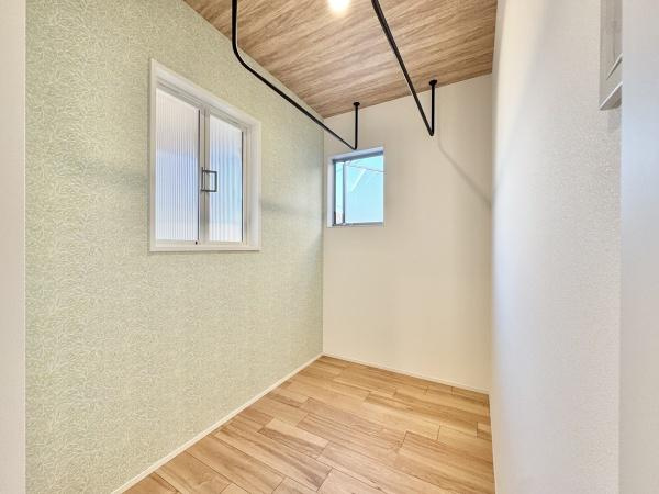 【内装】 | 2.17帖のランドリールーム！
物干しセットを追加すれば、一度にたくさんのお洗濯物が干せるのが魅力！