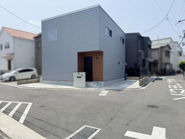 【前面道路含む現地写真】 | 低層の一戸建てを中心とした街並みが整然と続き、周辺は高い建物が建っていないので、採光や開放性に恵まれる環境です。