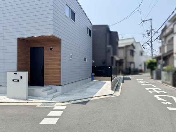 【前面道路含む現地写真】 | 前面道路は閑静な住宅地をはしる車通りの少ない道路。お車の出し入れが苦手なママや小さなお子様にも安心ですね。しっかり舗装もされているので、ベビーカーや自転車で通っても快適に通行できます。