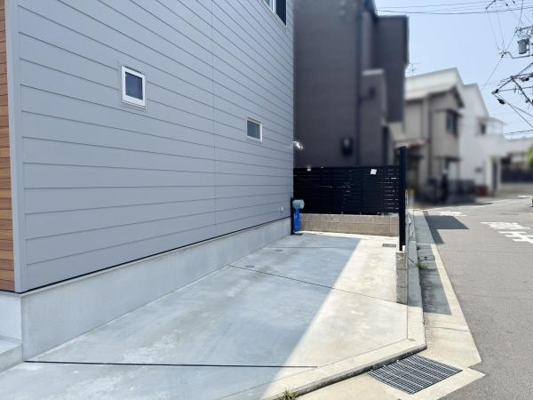 【駐車場】 | お車の出し入れも楽々ですね♪
お車2台(車種制限有)駐車可能です！