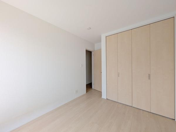 【洋室】 | 全居室には収納を完備！普段使いのお洋服や小物はもちろん、季節物のお洋服などもしっかりと整理整頓おしまい頂けます。居室空間をより広く隅々までお使いいただけますね♪