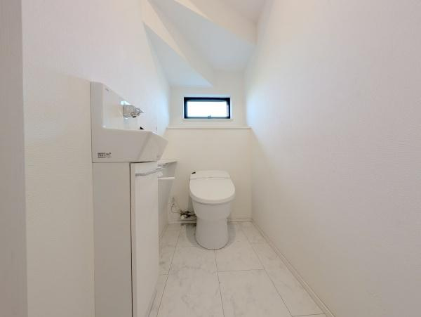 【トイレ】 | 節水型でエコなトイレには、今では当たり前のウォシュレット付き。便座を温める機能付き！
便利な手洗台付き！
