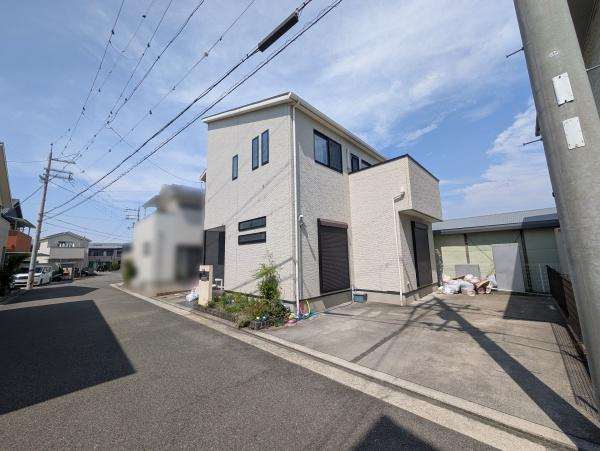 【前面道路含む現地写真】 | 低層の一戸建てを中心とした街並みが整然と続き、周辺は高い建物が建っていないので、採光や開放性に恵まれる環境です。