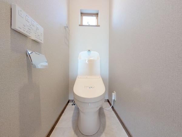【トイレ】 | 節水型でエコなトイレには、今では当たり前のウォシュレット付き。便座を温める機能付き！