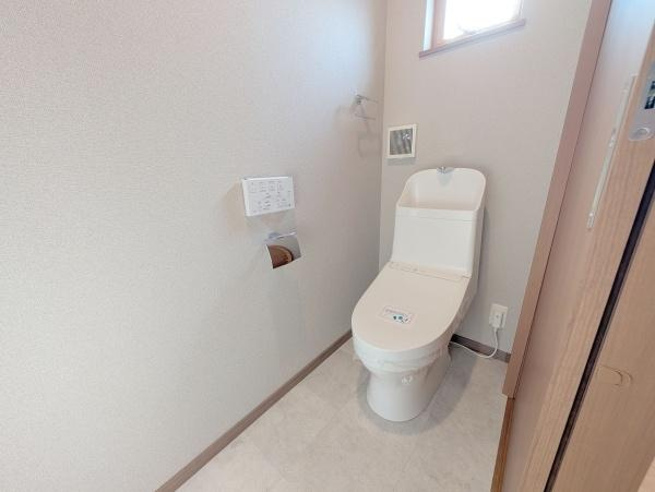 【トイレ】 | 2階にもトイレがあります。
1階にわざわざ降りなくて済むので重宝しますよ♪


