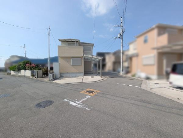 【前面道路含む現地写真】 | 低層の一戸建てを中心とした街並みが整然と続き、周辺は高い建物が建っていないので、採光や開放性に恵まれる環境です。