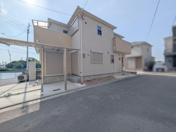 【駐車場】 | 前面道路は閑静な住宅地をはしる車通りの少ない道路。お車の出し入れが苦手なママや小さなお子様にも安心ですね。しっかり舗装もされているので、ベビーカーや自転車で通っても快適に通行できます。