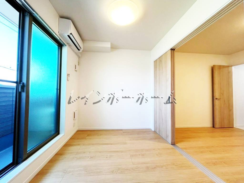 特典：仲介手数料が無料です!!の居間・リビング|別部屋の参考写真です
