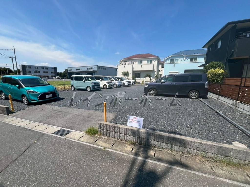 特典：仲介手数料が無料です!!の駐車場
