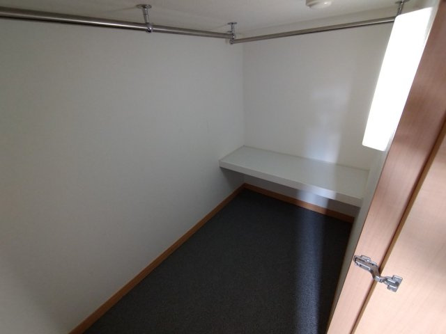 【内装】 | レオパレストレ | 収納内照明付き