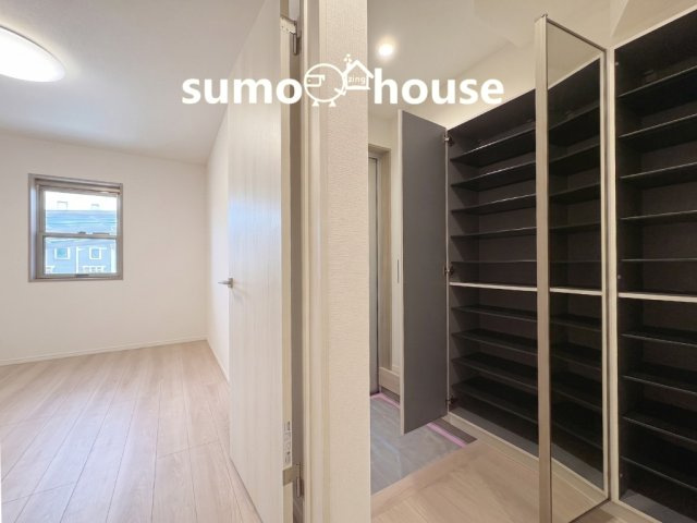 下作延2丁目戸建の玄関|明るい玄関です