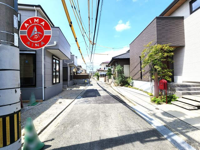 福岡市早良区飯倉3丁目第6-2棟（1号棟）の前面道路含む現地写真|前面道路は閑静な住宅地をはしる車通りの少ない道路。お車の出し入れが苦手なママや小さなお子様にも安心ですね。しっかり舗装もされているので、ベビーカーや自転車で通っても快適に通行できます。