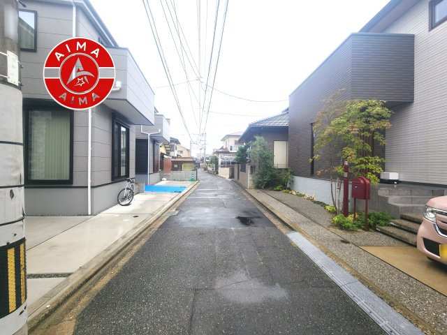福岡市早良区飯倉3丁目第6-2棟（1号棟）の前面道路含む現地写真|前面道路は閑静な住宅地をはしる車通りの少ない道路。お車の出し入れが苦手なママや小さなお子様にも安心ですね。しっかり舗装もされているので、ベビーカーや自転車で通っても快適に通行できます。