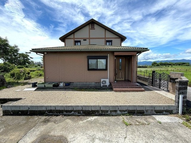 「駐車4台可×広々6LDK」南国市前浜　中古一戸建ての外観|スッキリとした佇まいの正面外観。前面は平坦で出入りスムーズ！