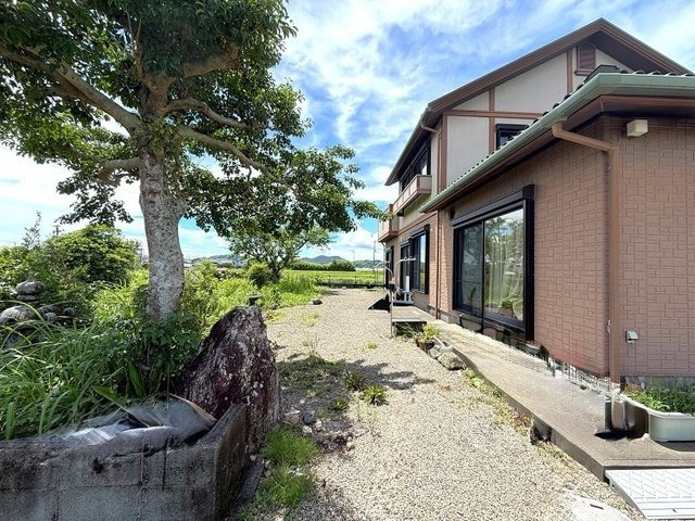 「駐車4台可×広々6LDK」南国市前浜　中古一戸建ての庭|季節の移ろいを感じられる庭木と、風通しの良いアプローチ。