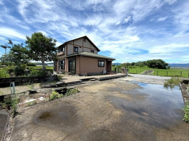 「駐車4台可×広々6LDK」南国市前浜　中古一戸建ての駐車場|BBQや作業スペースにも♪