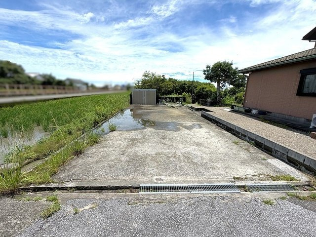 「駐車4台可×広々6LDK」南国市前浜　中古一戸建ての駐車場|奥行きのある敷地スペース！複数台の駐車も可能です◎