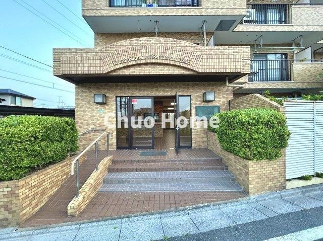 ライオンズマンション金町第5のエントランス|【エントランス】マンションのエントランスは、その物件の印象を決める、顔とも言える場所です。毎日通る場所ですからきれいなのが一番です。