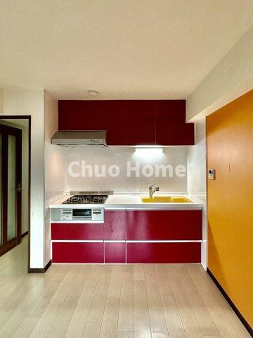 ライオンズマンション金町第5のキッチン|【システムキッチン】ワイドで収納豊富な使い勝手の良いシステムキッチンには、伸縮タイプのキッチン水栓、三ツ口コンロ・魚焼きグリルなどの便利な設備が標準完備されています。