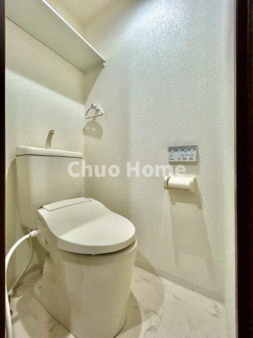 ライオンズマンション金町第5のトイレ|【トイレ】 収納スペースをしっかりと確保した温水洗浄便座機能付きトイレ。温水洗浄便座は清潔にお使いいただくための大切なアイテムです。
