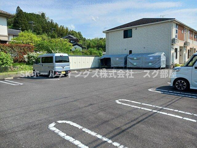 メゾンルミエールの駐車場