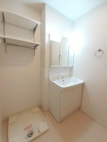 ビバーチェ　Ｂの洗面所|ゆったりとスペースのある洗面所