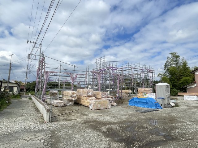 藤岡市森第4（全4棟）4号棟の前面道路含む現地写真