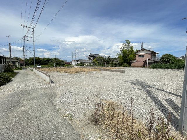 藤岡市森第4（全4棟）3号棟の前面道路含む現地写真