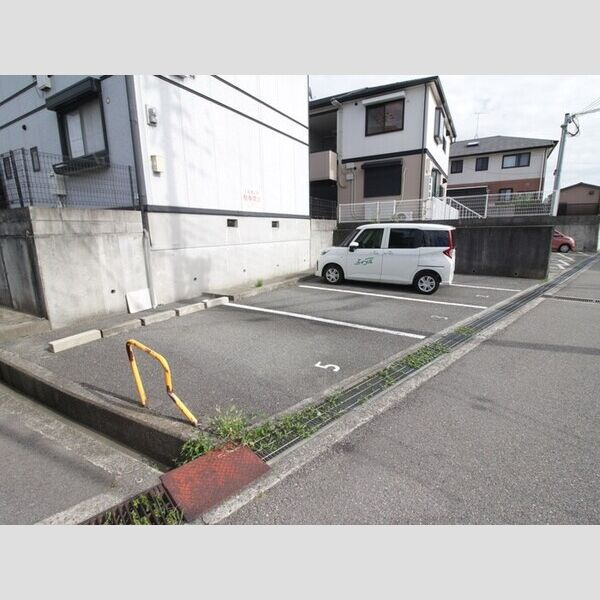 ハッピーハイツの駐車場